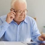 Infographic on reducing cataract risks, featuring tips like UV protection, healthy diet, and regular eye exams.