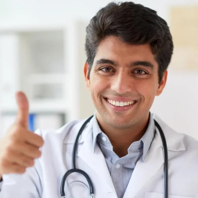 A male doctor smiling and giving a thumbs up, promoting the dos and don'ts of cataract care